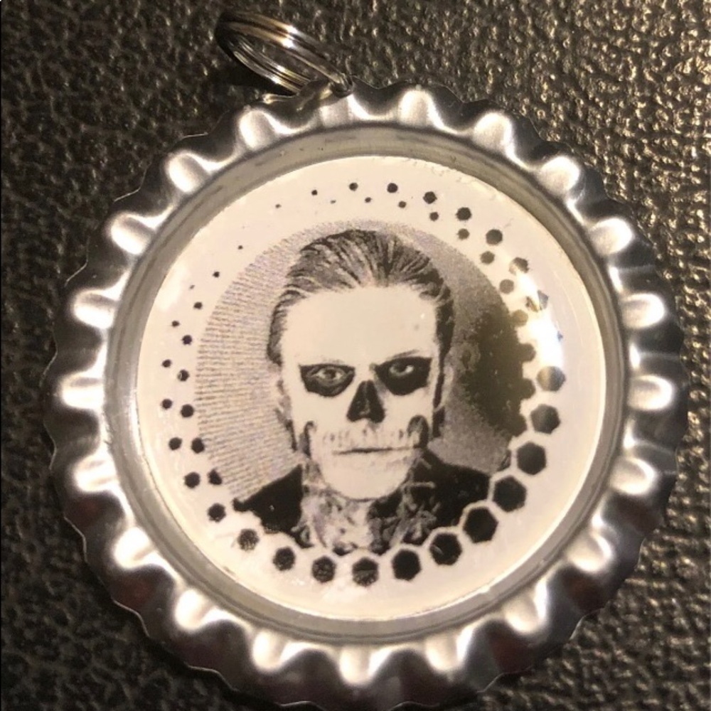 EVAN PETERS AMERICAN HORROR STORY BOTTLECAP KEYCHAIN OR NECKLACE